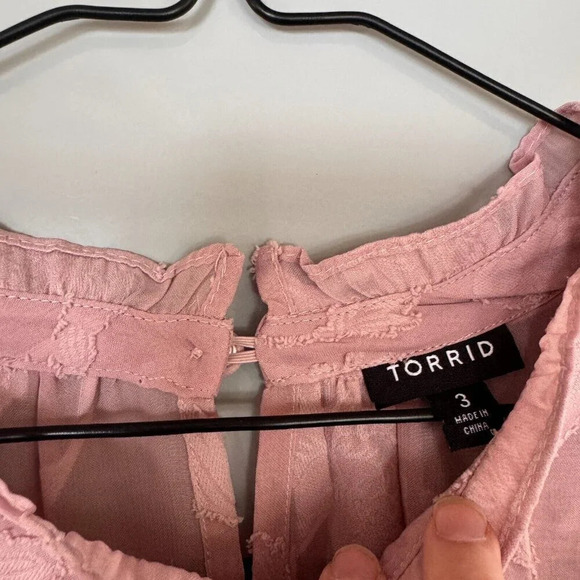 Torrid ladies flowy blouse in a dusty pink shade with floral pattern. Size 3X - Picture 2 of 5